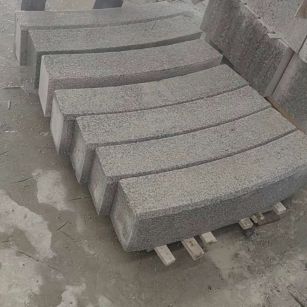 新余芝麻白弧形路牙石